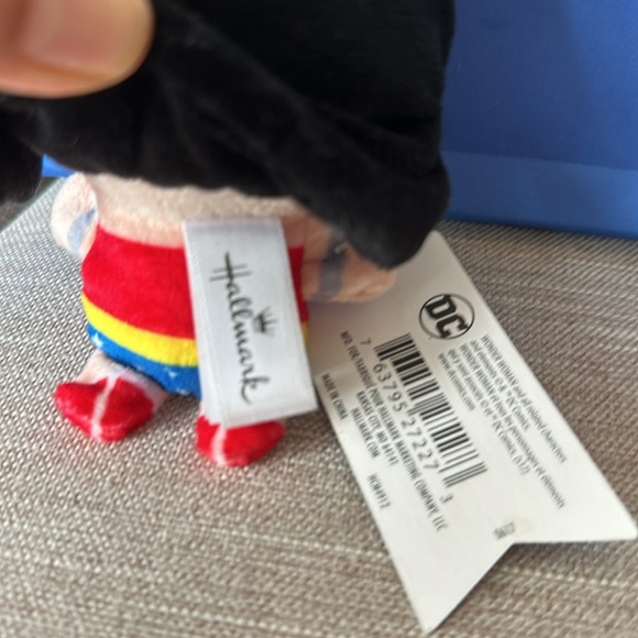 Hallmark Wonder Woman ornament - Picture 4 of 5